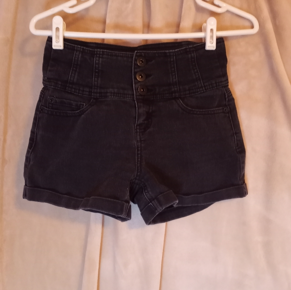 High-waisted 3 button shorts.